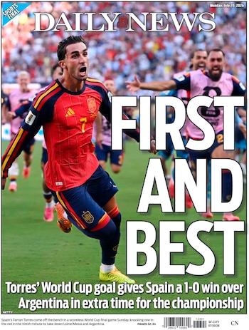 Portada de diario con titular grande, fotografía de jugador de fútbol con camiseta roja y número 7, público en el fondo, textos informativos