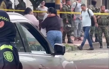 Según versiones preliminares, el ciudadano intentó agredir al uniformado con un arma blanca antes de los disparos de advertencia - crédito captura de video @lavozdepueblo1 / X