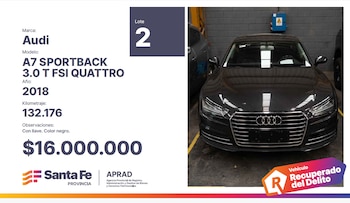 Vista frontal de un Audi A7 Sportback 2018 negro brillante estacionado en un interior, con detalles de su modelo, año y kilometraje visibles a la izquierda