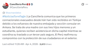 Captura de pantalla de un tweet de Cancillería Perú, mostrando texto en español sobre la evacuación de peruanos desde Irán a Türkiye