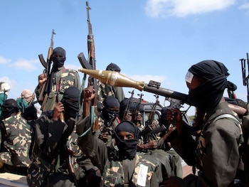 ARCHIVO - Combatientes armados de