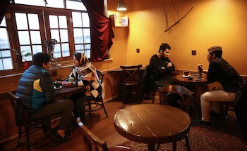 Las autoridades iraníes justificaron los cierres por infracciones regulatorias y por "conducta social y moral indebida", mientras varios residentes indicaron que algunas cafeterías servían alcohol. (Nazanin Tabatabaee/WANA (West Asia News Agency) via REUTERS)