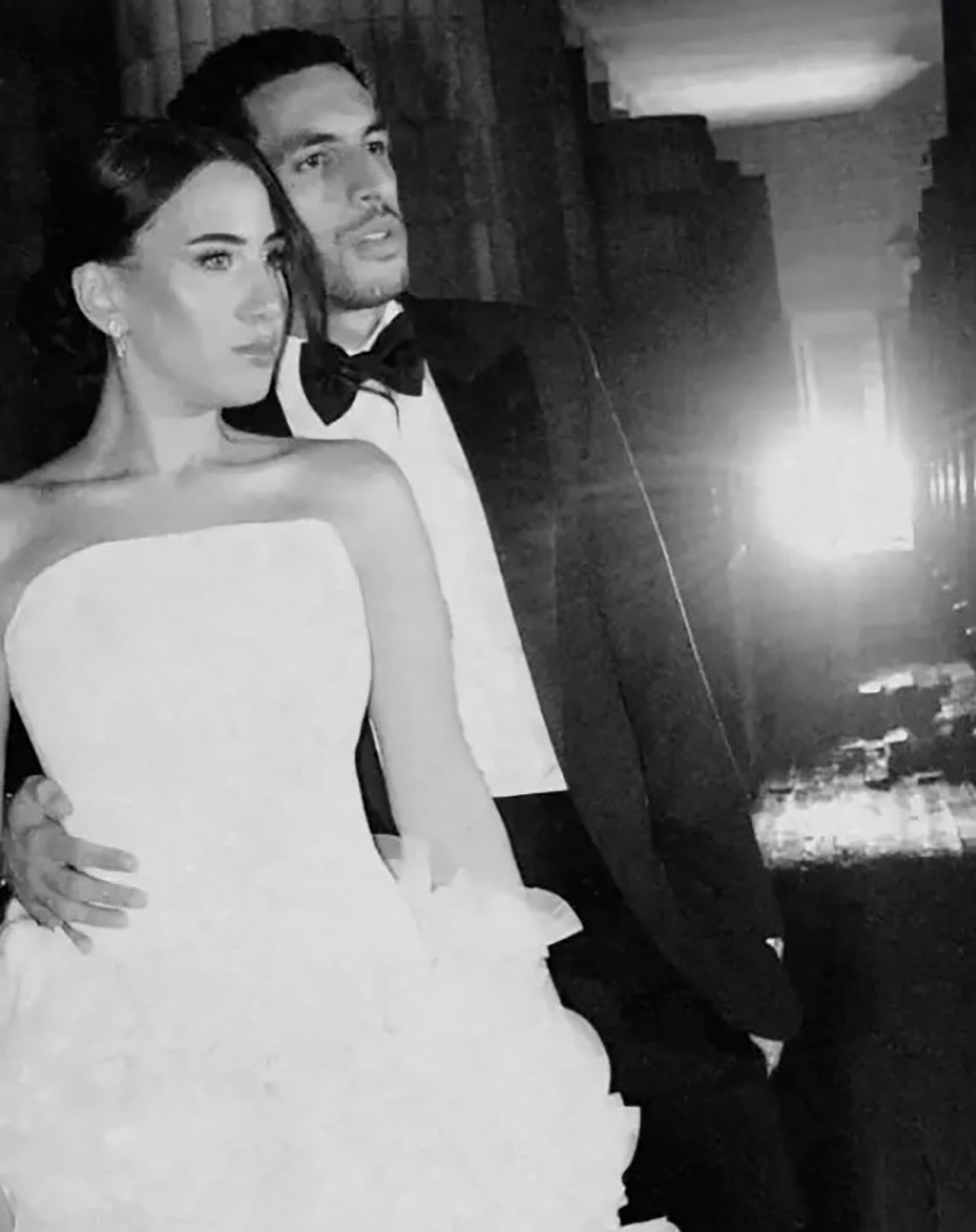 La pareja posó frente a las pirámides antes de recibir a los invitados.