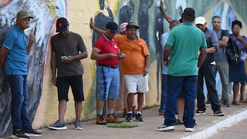 Abren las urnas en Brasil para la segunda vuelta presidencial entre Flávio Bolsonaro y Lula