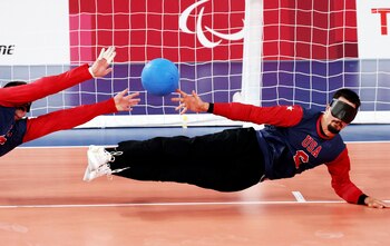 El equipo estadounidense de Goalball se esfuerza para evitar el tanto de Brasil