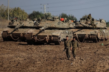Soldados israelíes caminan cerca de sus tanques mientras toman posición en medio de la tregua con el grupo terrorista Hezbollah en el sur del Líbano (REUTERS/Stoyan Nenov)