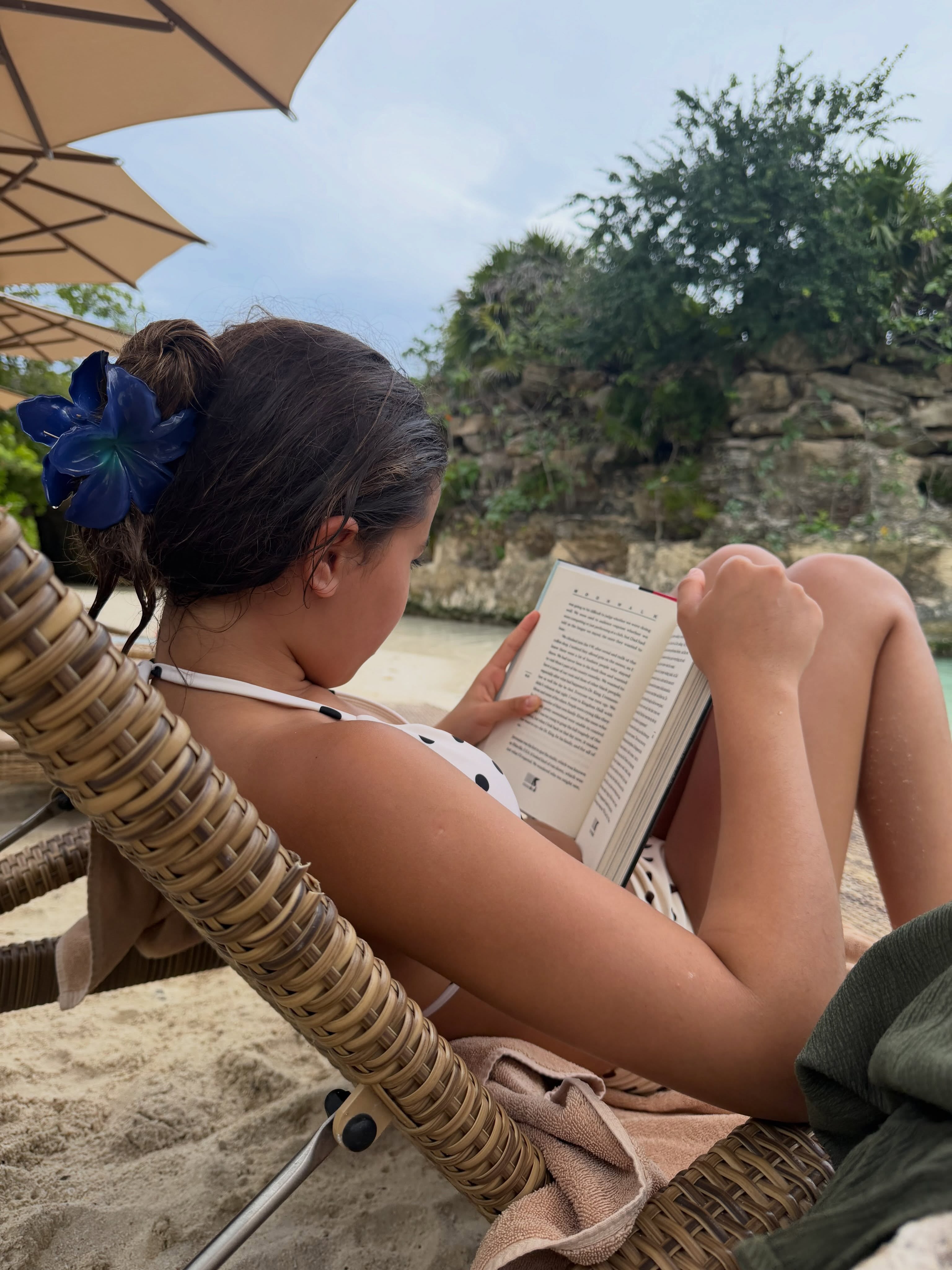 Rufina apostó por una lectura para pasar el tiempo en la playa