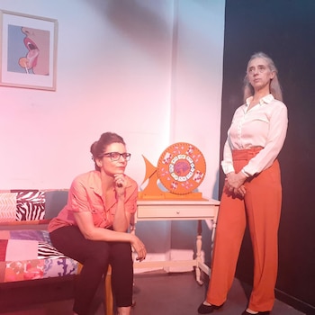 "Desesperadas", una nueva propuesta en el Microteatro, la obra de Caro Liponetzky, Carla Scatarelli, Dana Basso y Paula Manzone, relata la falta de placer sexual de una mujer de cincuenta años, ante la necesidad asiste a una terapeuta que la ayudará a encontrar el orgasmo