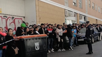 La tranquilidad de las sedes de Correos contrasta con las colas de ONG que atienden a migrantes para la regularización