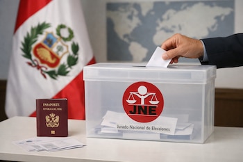 Mano adulta depositando una boleta en una urna transparente con el logo del JNE. A su lado, un pasaporte peruano y boletas. Fondo con bandera peruana y mapa mundial.