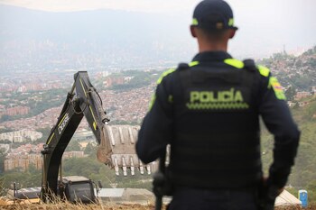 Siguen removiendo toneladas de tierra