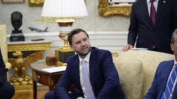 Vance sostiene que EEUU vela por "garantizar la libre circulación del comercio" en Ormuz tras los últimos ataques