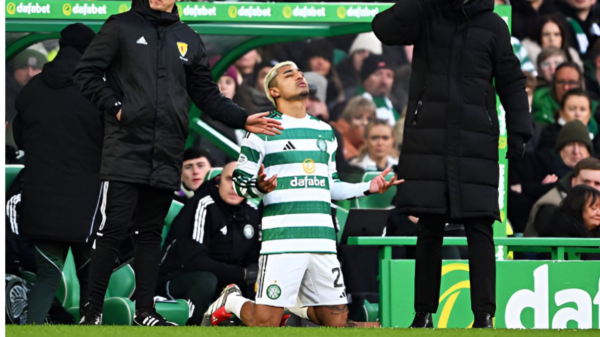 El defensor mexicano dejó buenas cifras pese a la caída del Celtic.