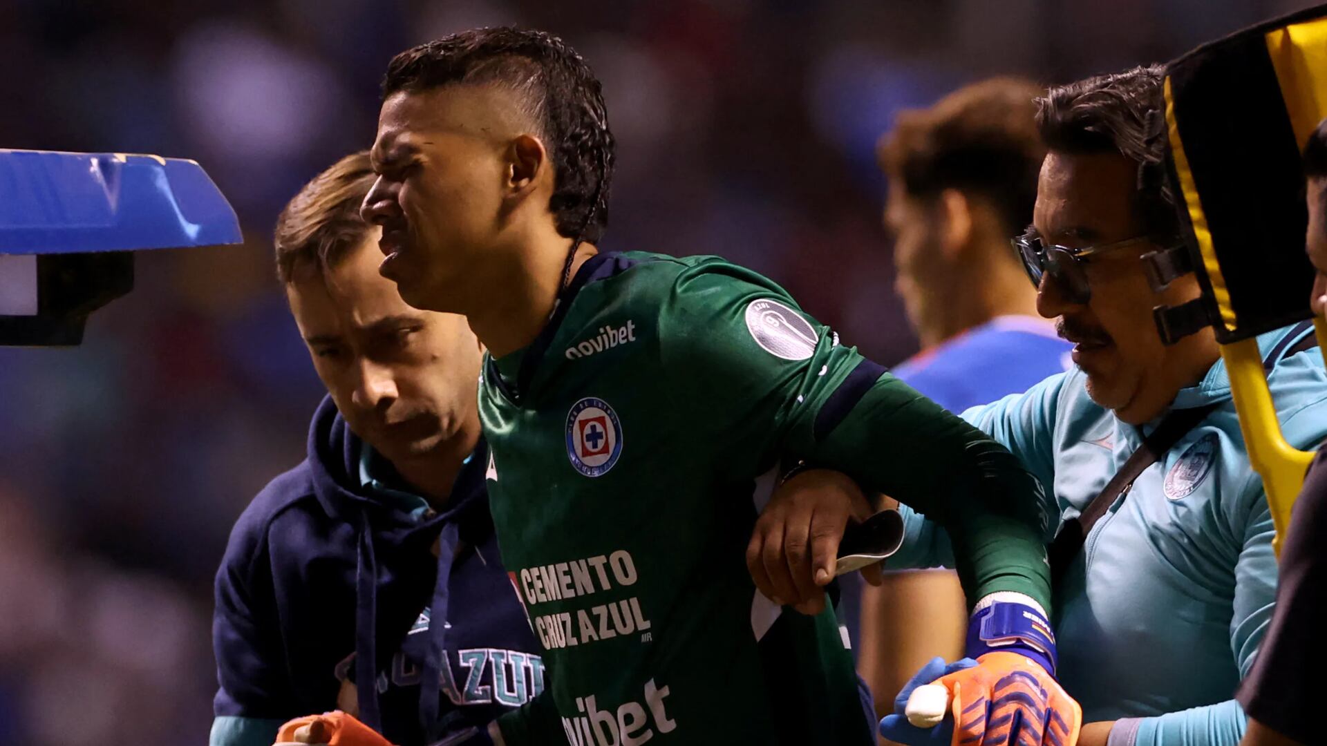 El gesto de dolor al salir del campo de juego, tras la dura patada de Adalberto Carrasquilla - crédito Henry Romero / REUTERS