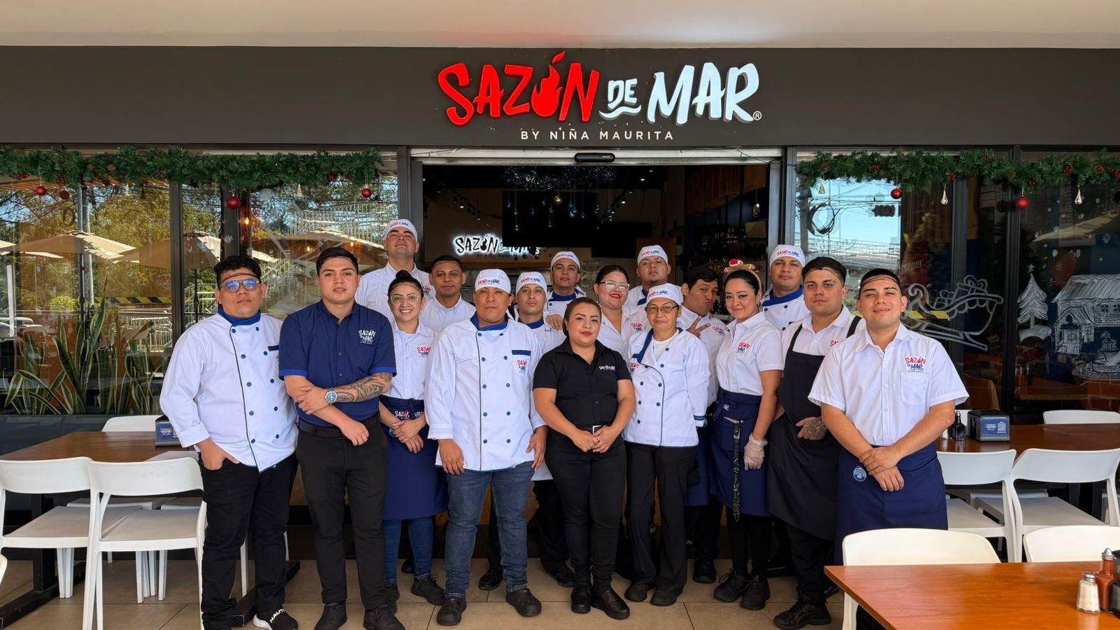 La cuarta sucursal de Sazón de Mar cuenta con un equipo de colaboradores que demuestra el crecimiento del negocio con el paso de los años. Foto Infobae Centroamérica/Cortesía Familia Mauritas López