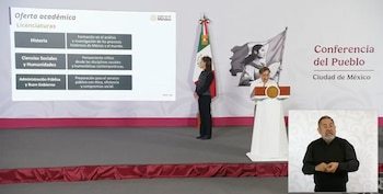 Uma tela mostra os cursos do INEHRM: História, Ciências Sociais, Administração Pública. Um homem falando em uma plataforma, uma mulher em pé e um intérprete de sinais