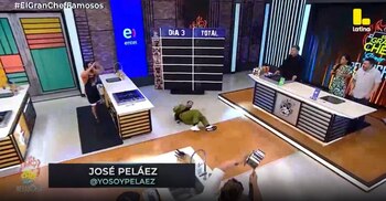 José Peláez sufre aparatosa caída en ‘El Gran Chef Famosos’ y sus compañeros le preguntan. (Captura: El Gran Chef Famosos)