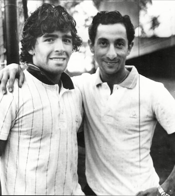 Osvaldo Ardiles junto a un
