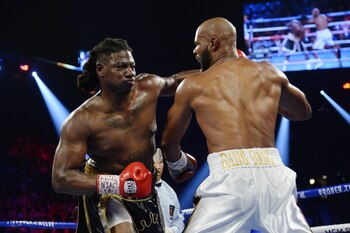 Charles Martin (pantalón negro) peleó