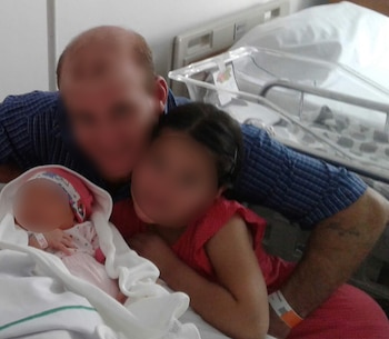 Javier junto a sus hijas