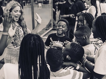El carrusel de fotos compartido por Shakira mostró momentos con los niños tanto en las calles de Nueva York como en los ensayos para la final, donde los hijos de la artista también se integraron - crédito @shakira / Instagram