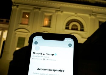 La cuenta en Twitter del ex mandatario fue suspendida tras su comentarios incendiarios durante el asalto al Capitolio (REUTERS/Joshua Roberts/Illustration/)