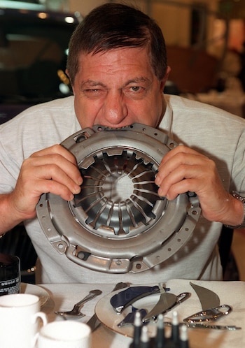 Este hombre aclamado por los