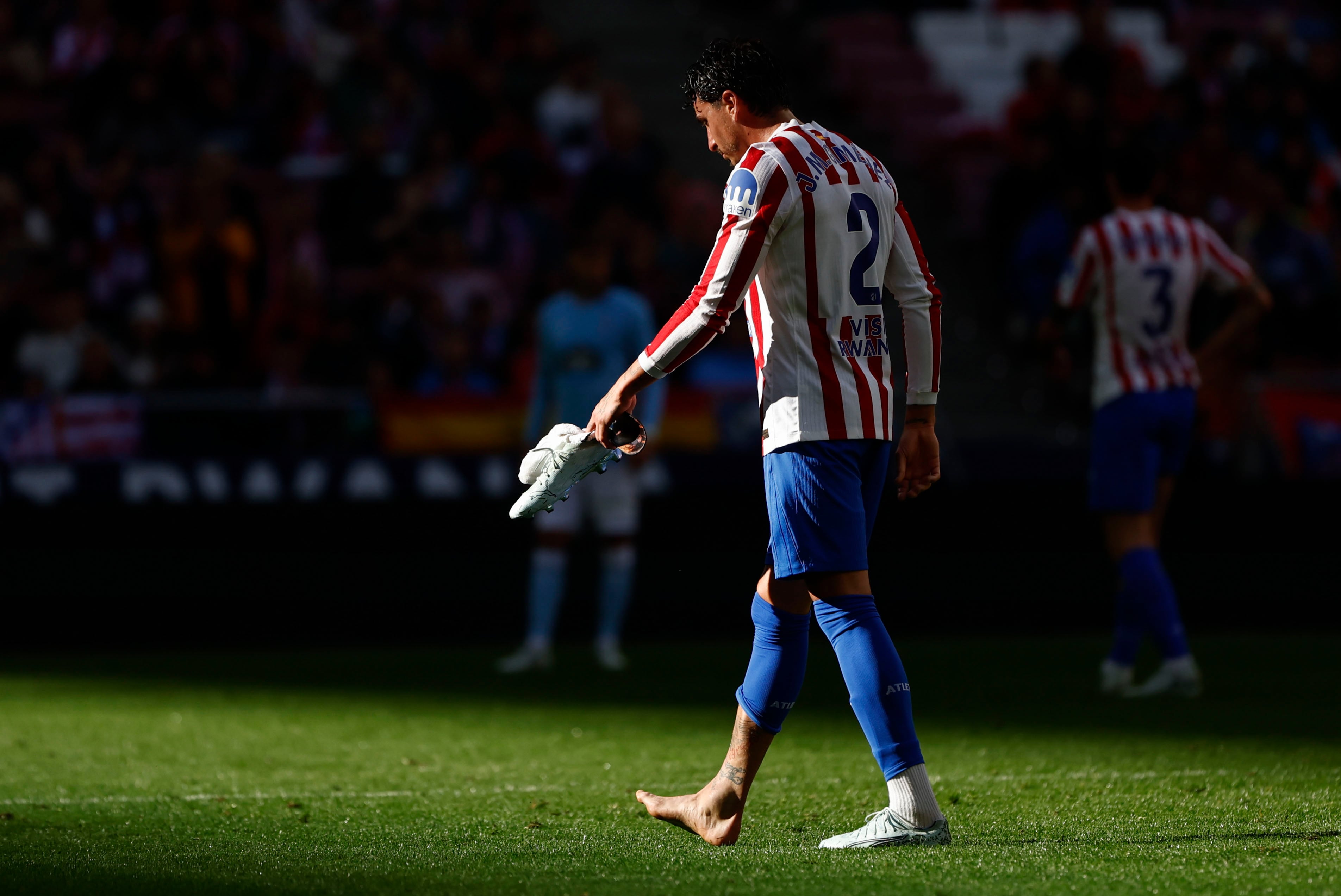 El defensa uruguayo del Atlético de Madrid José María Giménez abandona el terreno de juego tras lesionarse durante el partido de LaLiga entre el Atlético de Madrid y el Celta, este sábado en el estadio Metropolitano. EFE/ Sergio Pérez
