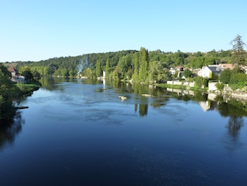 Un río y todo verde de árboles.