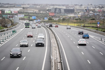 Varios coches circulan por la