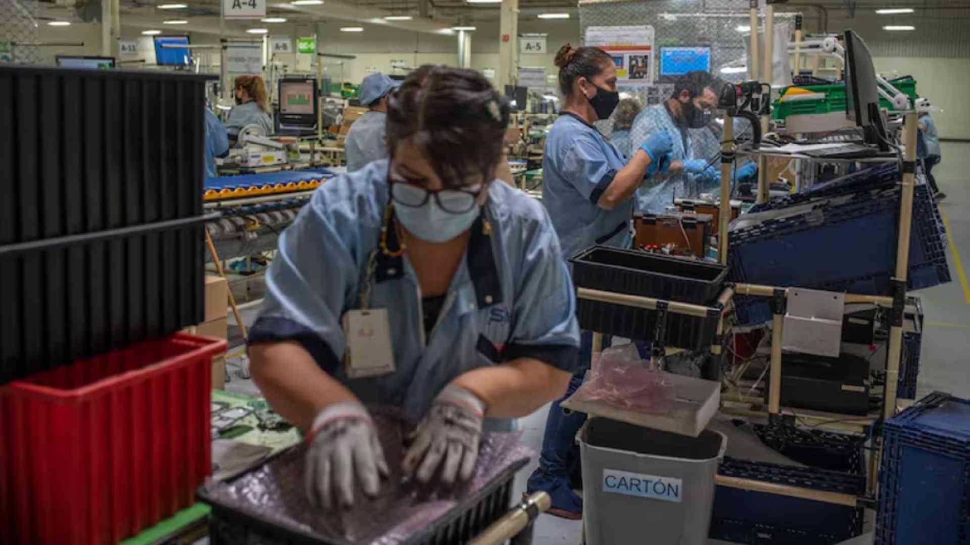 El 52% de los trabajadores mexicanos desempeñan sus labores sin seguro social ni prestaciones, señala estudio de la OIT