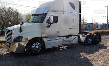 Condenan a traficante de personas que movió a 160 migrantes sin papeles dentro de un tractocamión en Coahuila. Crédito: FGR