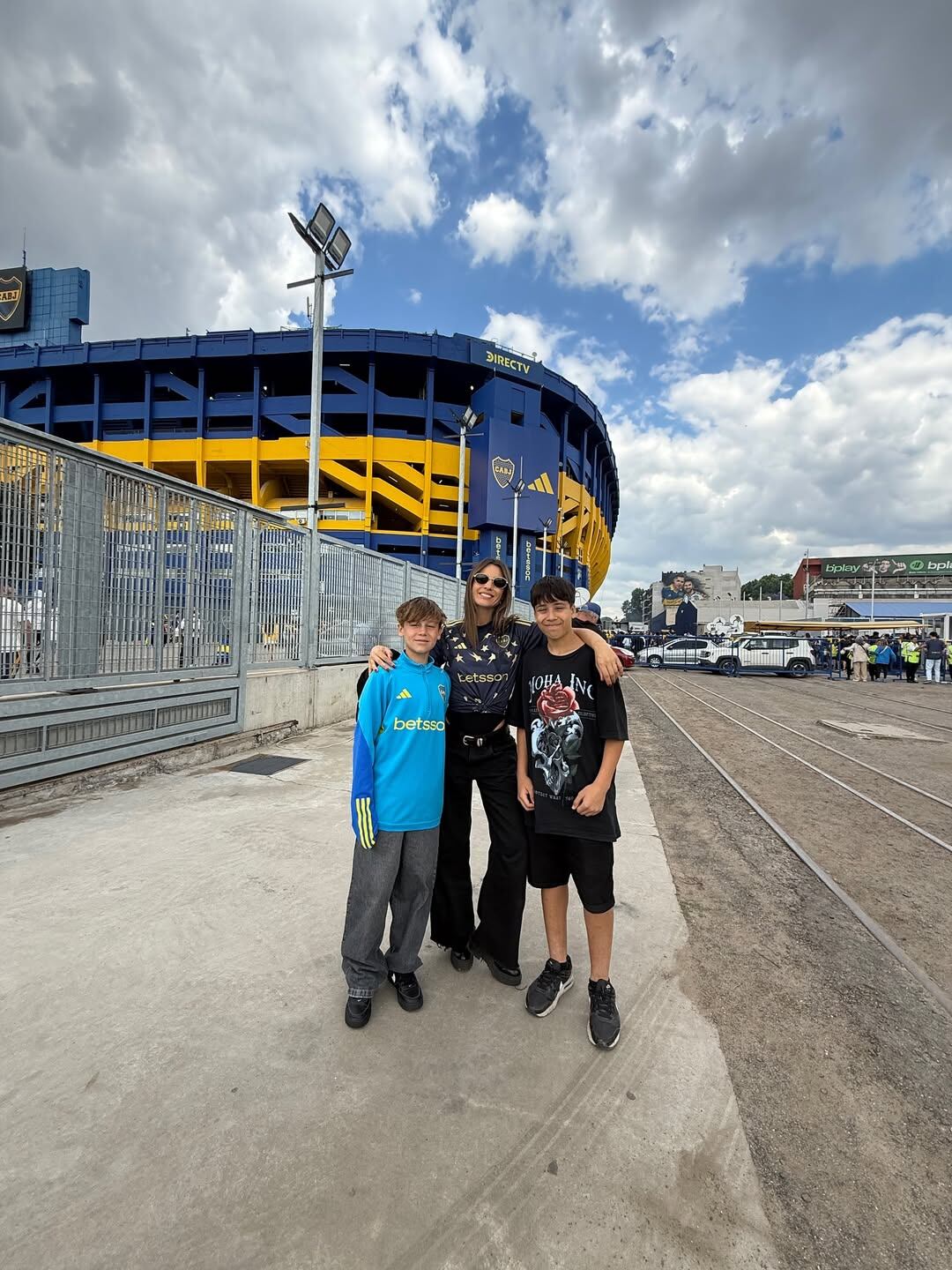 Pampita llegó al estadio acompañada de su hijo, lista para disfrutar del Superclásico
