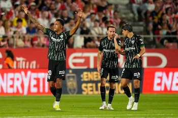 Álvaro Rodríguez celebra tras marcar el 0- entre el Girona y el Elche. (EFE/Siu Wu)
