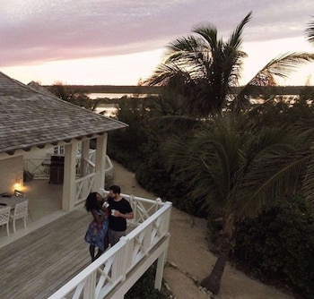 Serena y Ohanian en el deck de su exclusivo alojamiento en Bahamas.