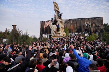 Gente reunida en la plaza