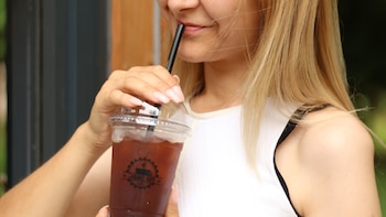 Los 4 riesgos de beber agua con pajita: desde corrosión de los dientes a una pérdida de colágeno