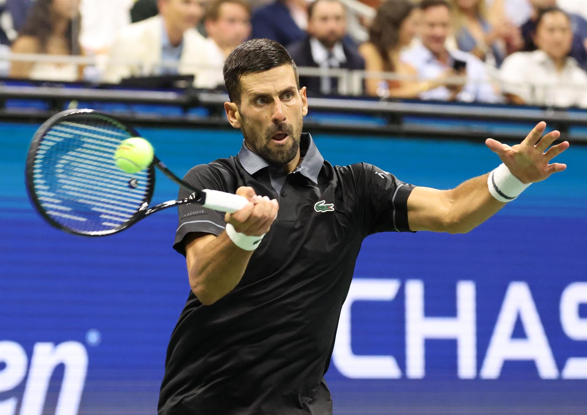 Djokovic, a por su título 102 en Pekín tras descalificación de Medvedev