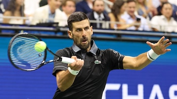 El serbio Djokovic peleará en Pekín por su título 102 tras la descalificación del ruso Medvedev