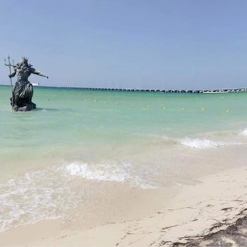 La estatua mide casi tres