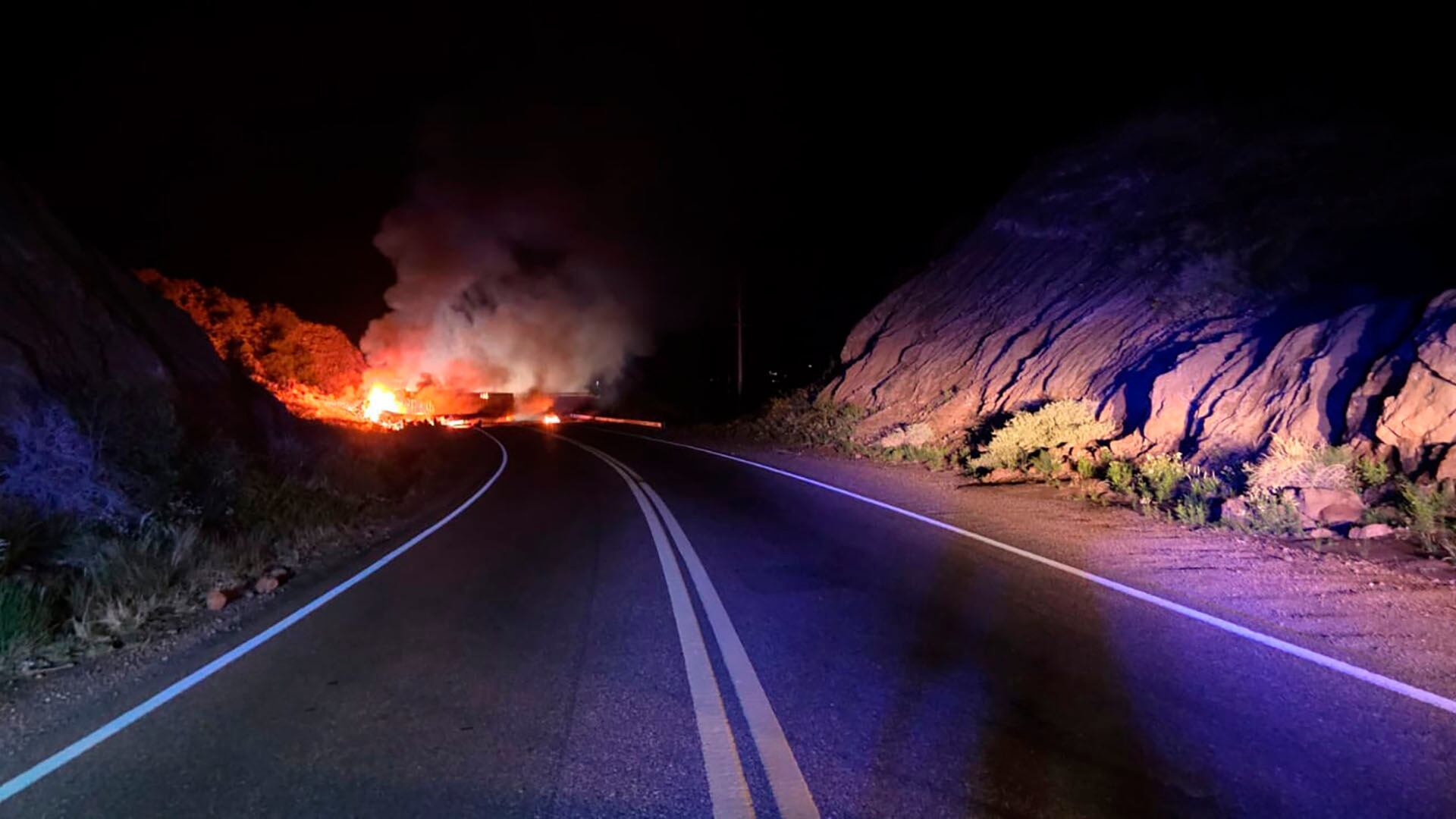 Dos camiones colisionaron de frente sobre la ruta 7, a la altura de Potrerillos, y se prendieronn fuego. Los dos conductores murieron calcinados