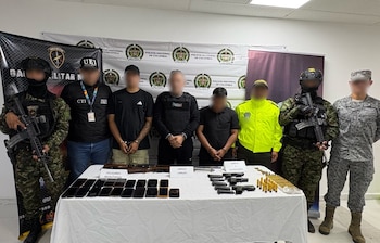 El Ejército Nacional trasladó a alias Boni a Bogotá bajo custodia militar menos de 24 horas después de su captura en Guamal, Meta - crédito @GaulaMilitares / X