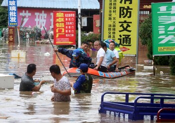 Miembros de los servicios de rescate ayudaban a la evacuación de ciudadanos en una zona inundada en la ciudad de Loudi, en la provincia de Hunan (China) el pasado 1 de julio. EFE/Guo Quan/Archivo