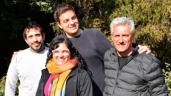 Gabriel Gomez Ocampo (izq.), Carla Barraza, Mariano Mejía y Javier, Botto, autores del estudio genético sobre el tomate