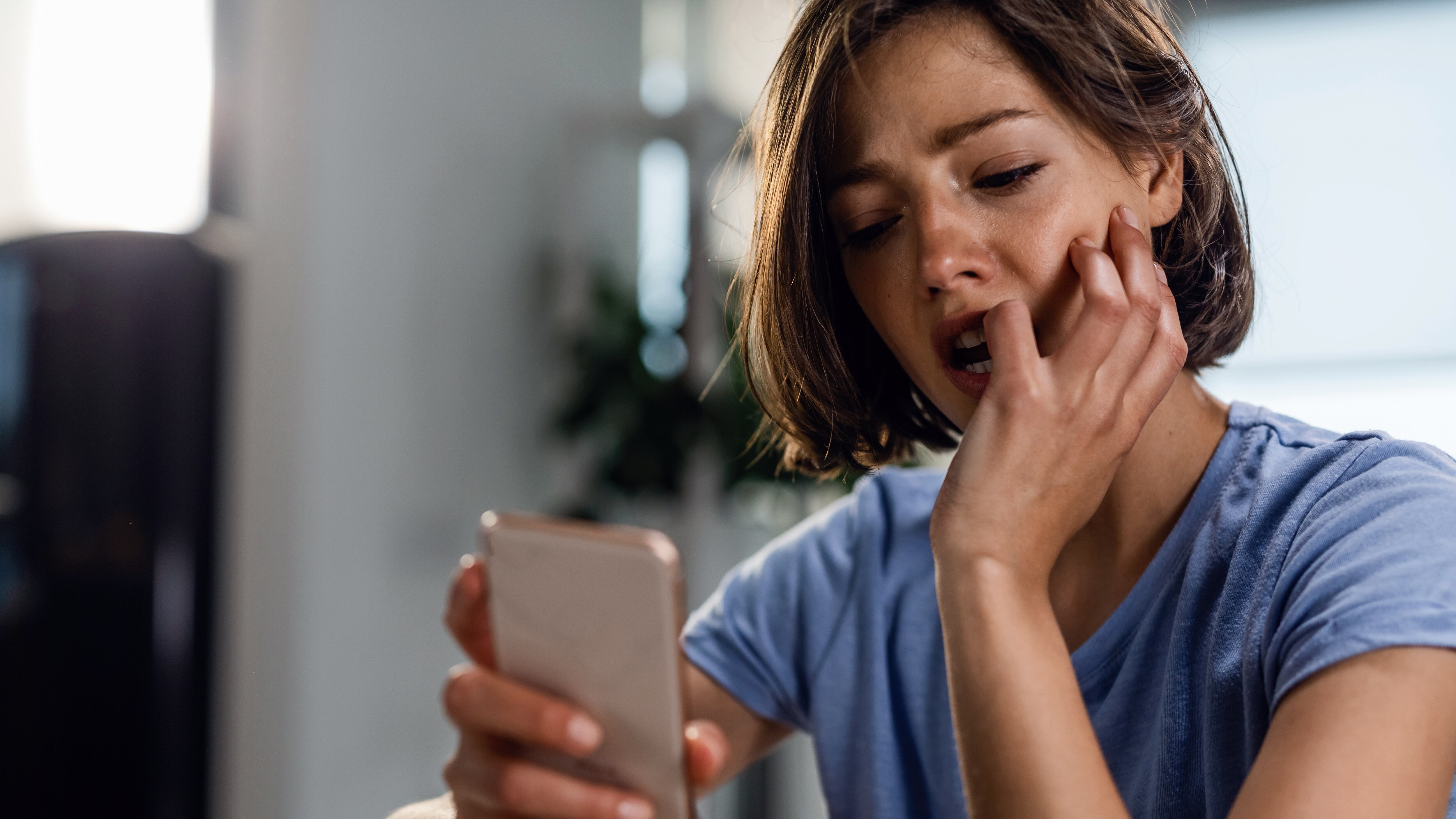 La evitación de profundidad emocional impide la construcción de vínculos auténticos y deja a las parejas en relaciones superficiales (Freepik)