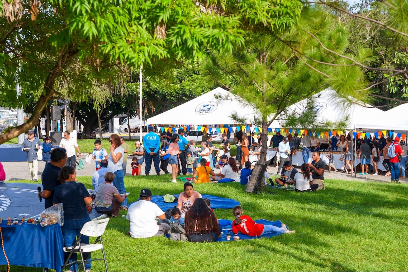 Según la alcaldía de San Salvador Centro, la actividad se hizo este domingo en la plaza Masferrer y se entregaron gratis más de mil platillos (Foto cortesía Alcaldía de San Salvador Centro)