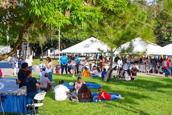 Según la alcaldía de San Salvador Centro, la actividad se hizo este domingo en la plaza Masferrer y se entregaron gratis más de mil platillos (Foto cortesía Alcaldía de San Salvador Centro)