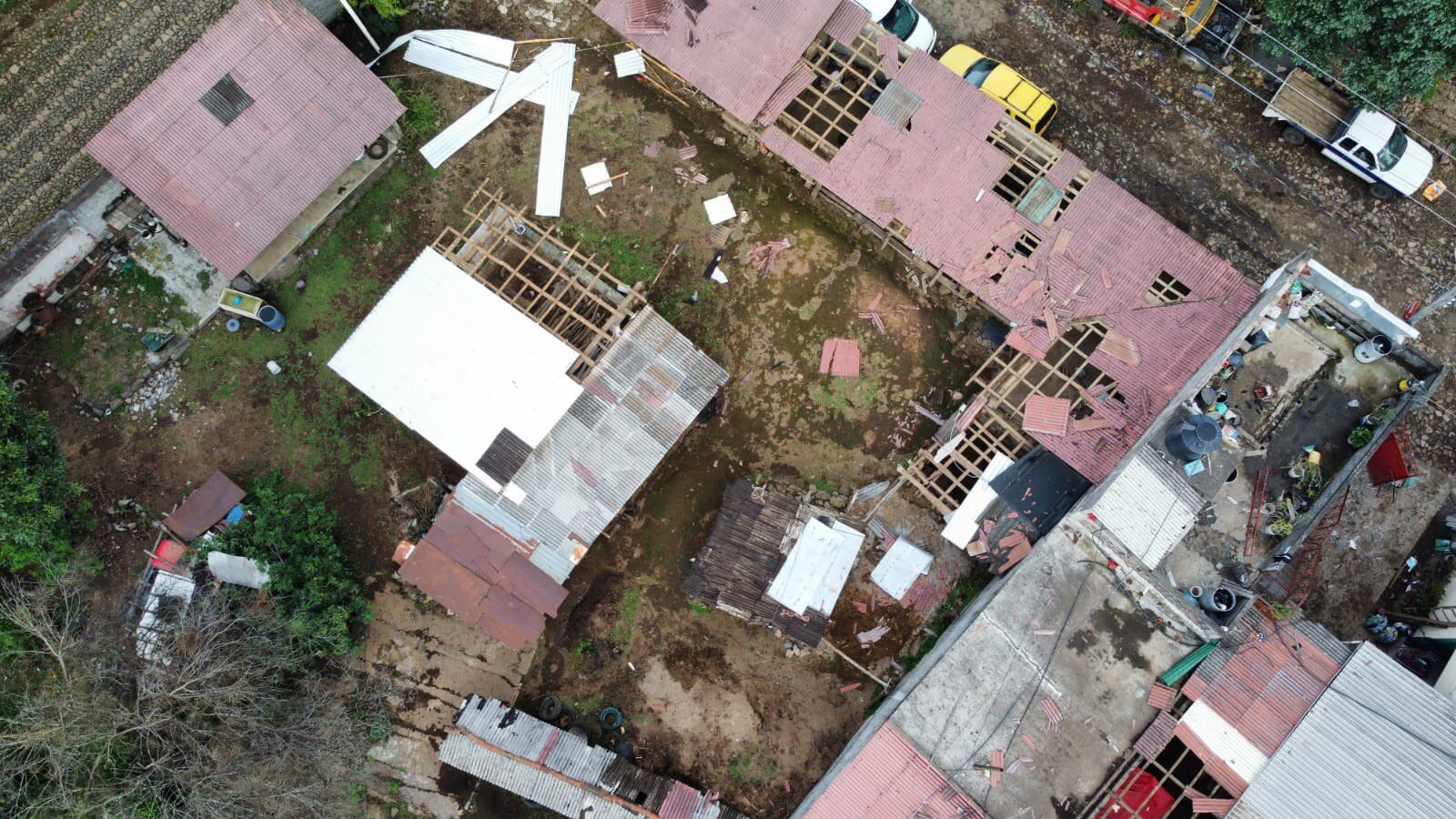 Tras el paso del tornado, varias casas quedaron afectadas en Salvador Escalante. (Foto: PC de Michoacán)