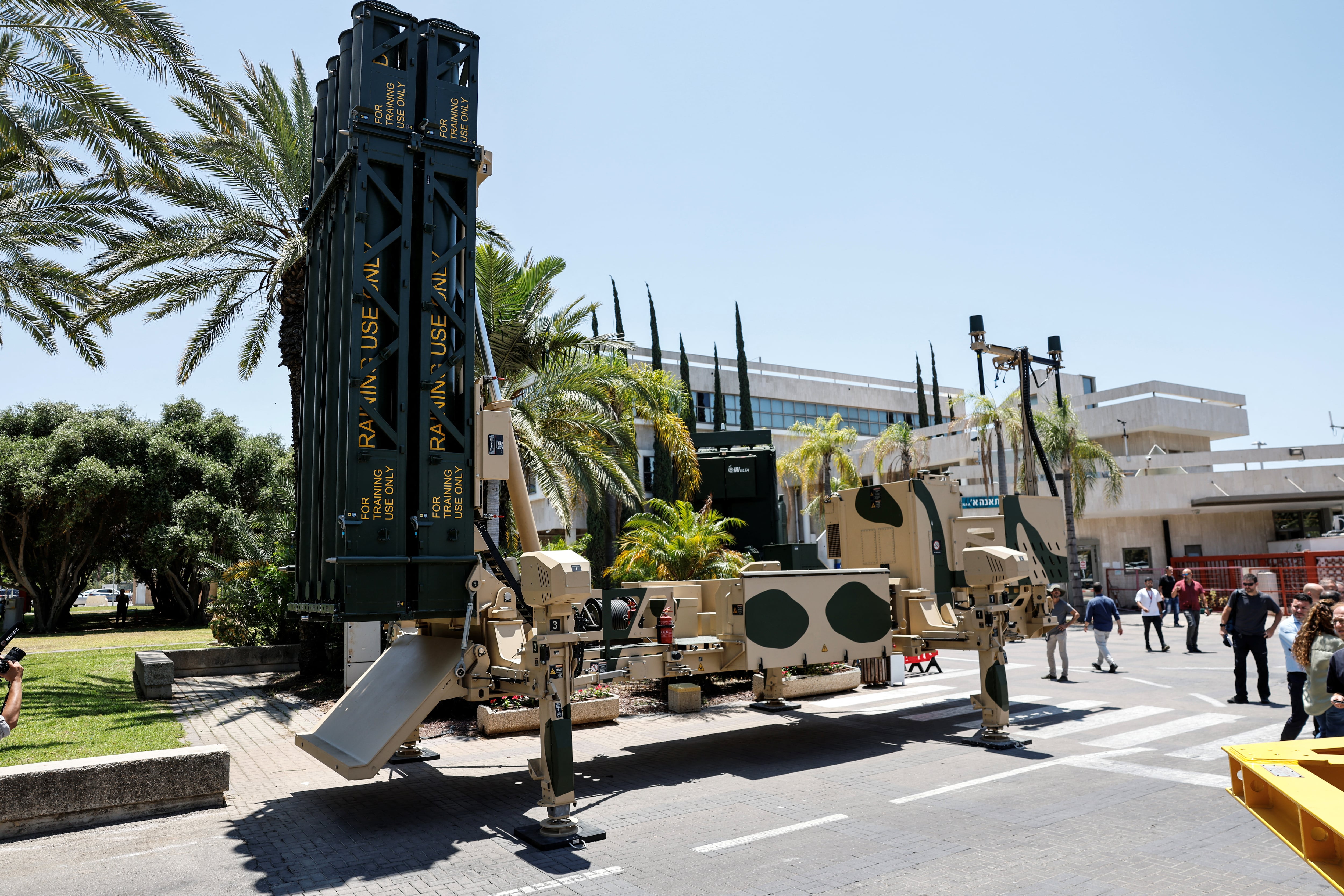 Un lanzador del sistema de defensa aérea Barak MX, de Israel Aerospace Industries, presentado a la prensa en la división ELTA, en Ashdod, en junio de 2025. El sistema es parte del acuerdo de defensa que Israel firmó con Grecia (REUTERS/Amir Cohen)