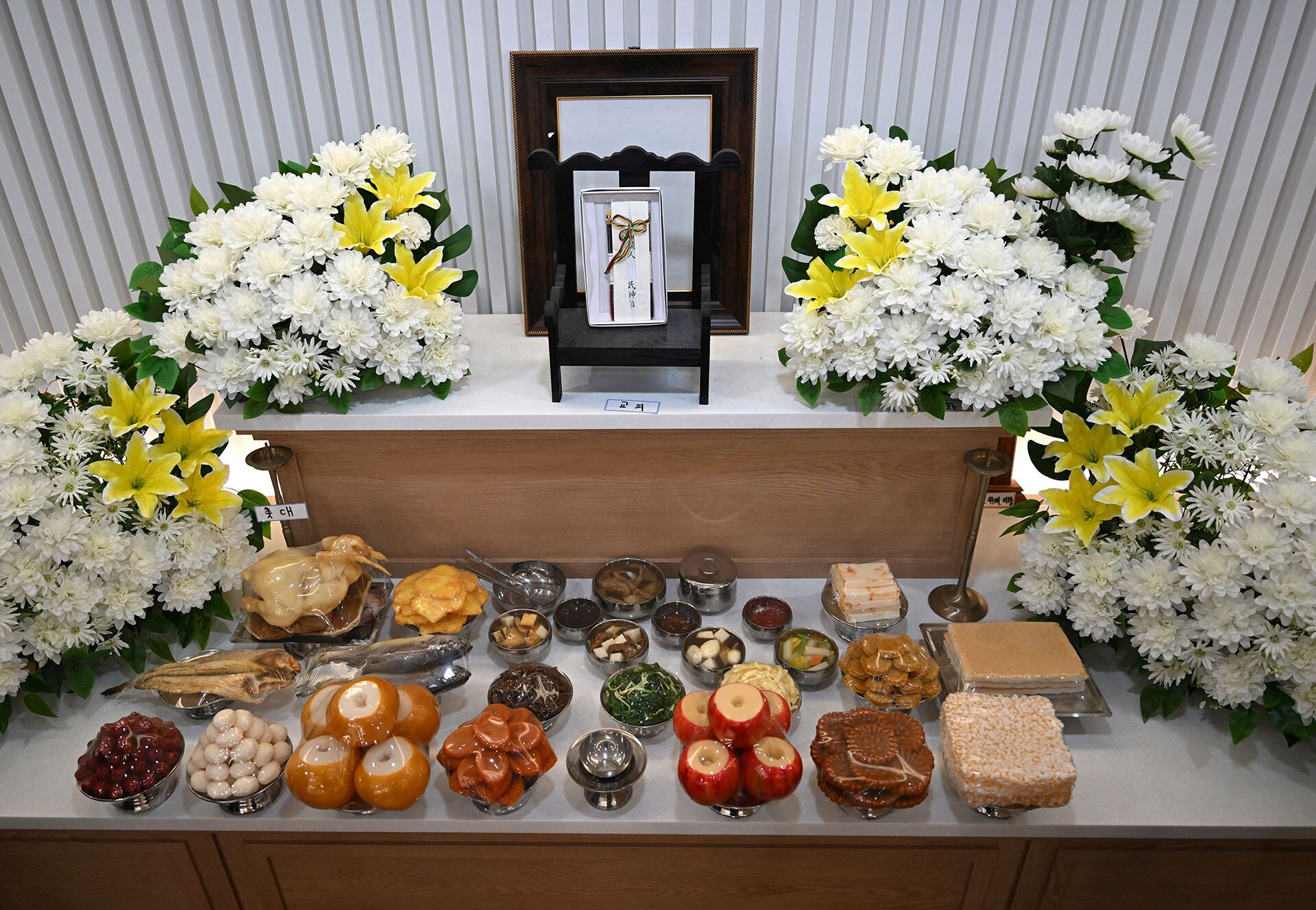 Un altar funerario instalado en un aula durante una clase de administración funeraria en el Instituto de Ciencia y Tecnología de Busan. (Foto de Jung Yeon-je / AFP)